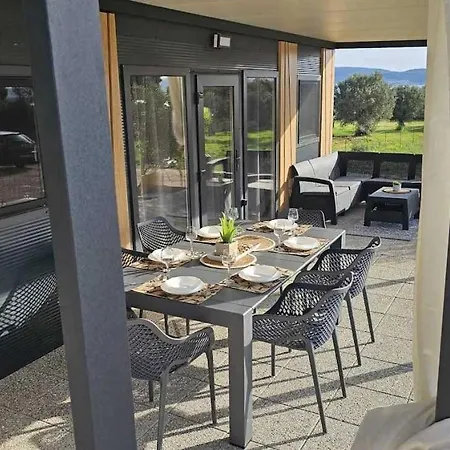 Mobile Homes L & L With Shared Pool Vakantiehuis