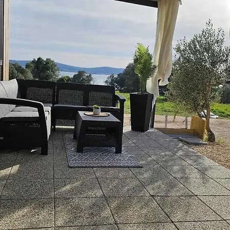 Mobile Homes L & L With Shared Pool Vakantiehuis Pirovac