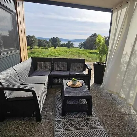 Vakantiehuis Mobile Homes L & L With Shared Pool Pirovac
