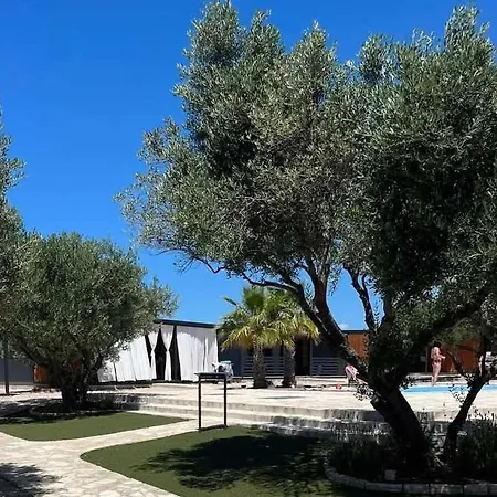 Mobile Homes L & L With Shared Pool Pirovac