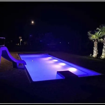 Mobile Homes L & L With Shared Pool Vakantiehuis Pirovac